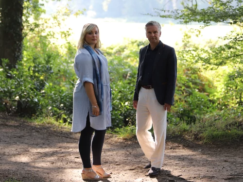 Aileen en Erwin in het bos