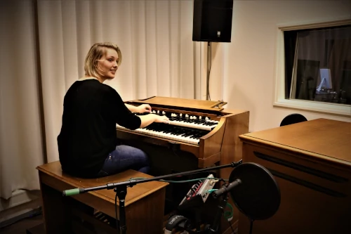 Aileen speelt orgel